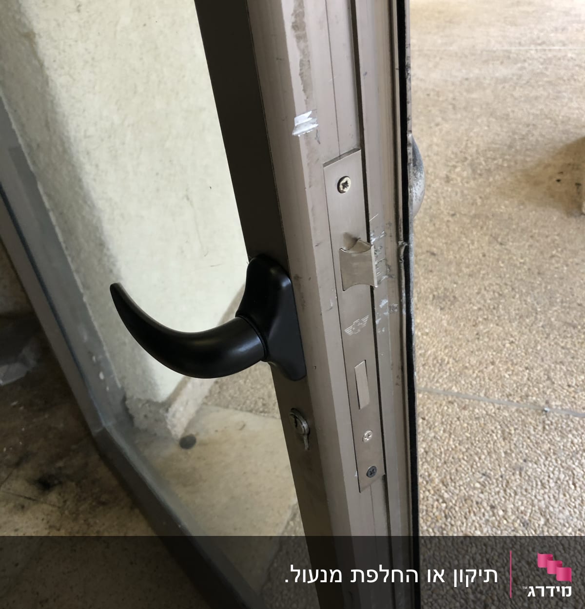 דלת זכוכית עם מנעול וידית שחורה